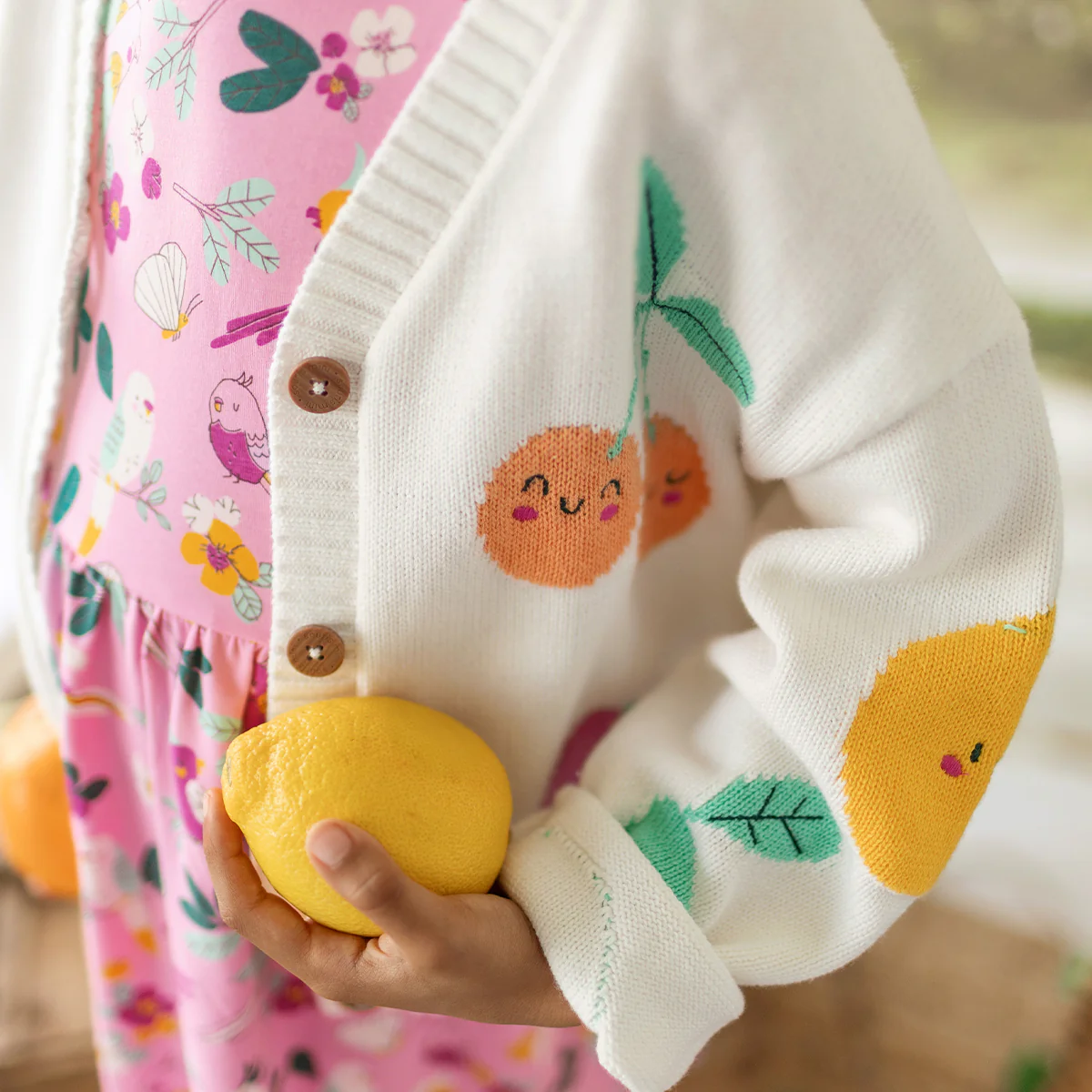 Cardigan crème en tricot avec motifs de fruits, enfant - Image 3