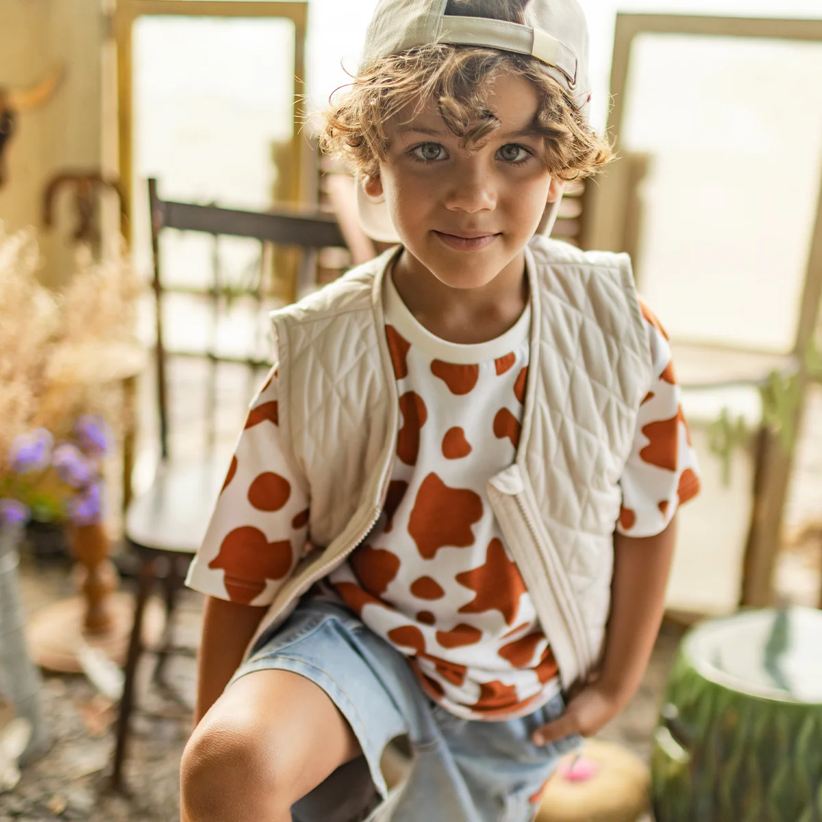 Casquette beige avec écusson, enfant - Image 3