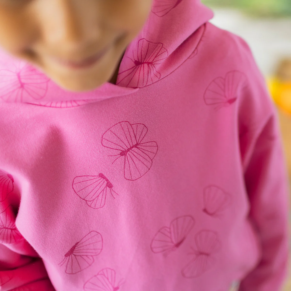 Chandail à capuchon rose foncé à motifs de papillons, enfant - Image 6