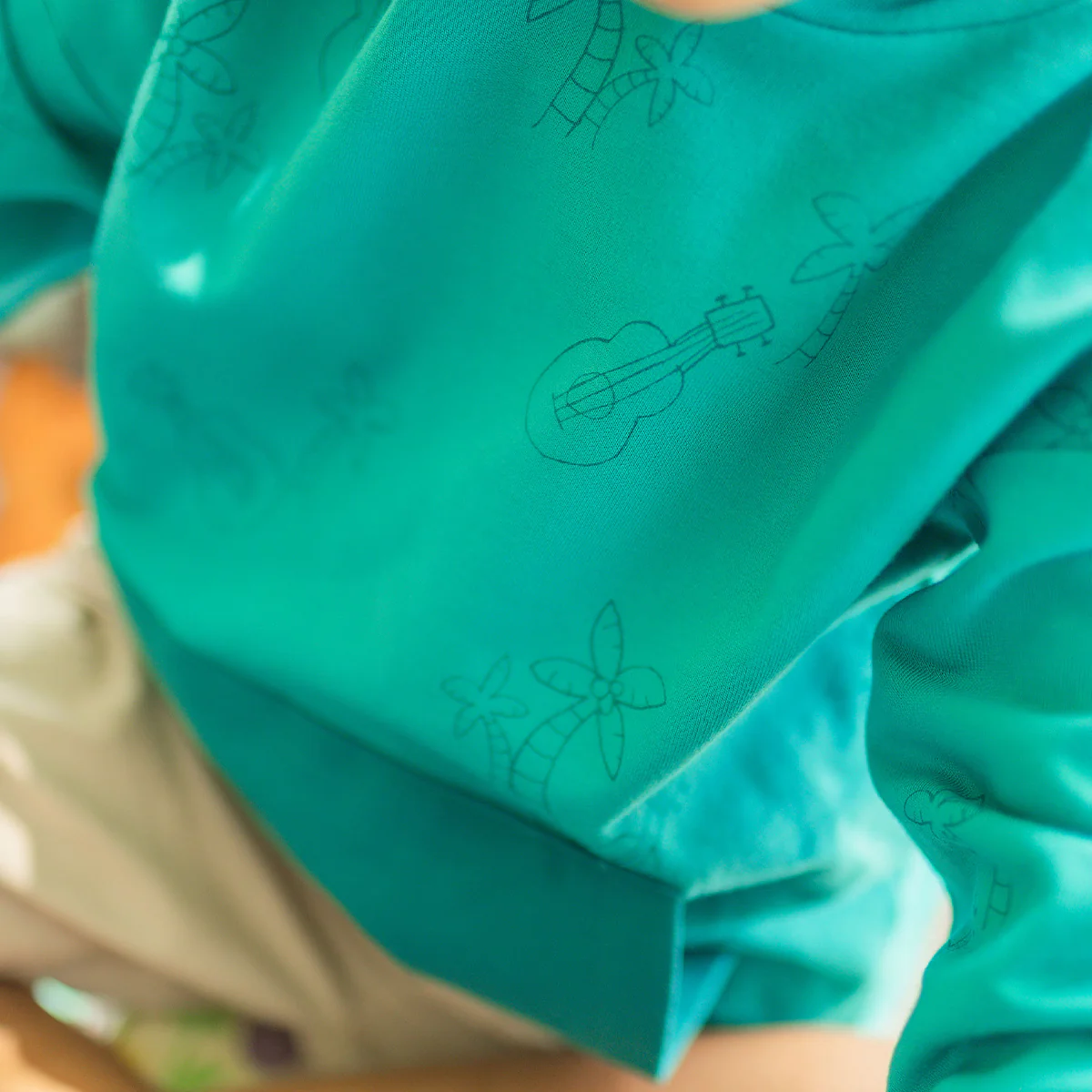 Chandail à capuchon turquoise à motifs de palmiers et guitares, enfant - Image 6