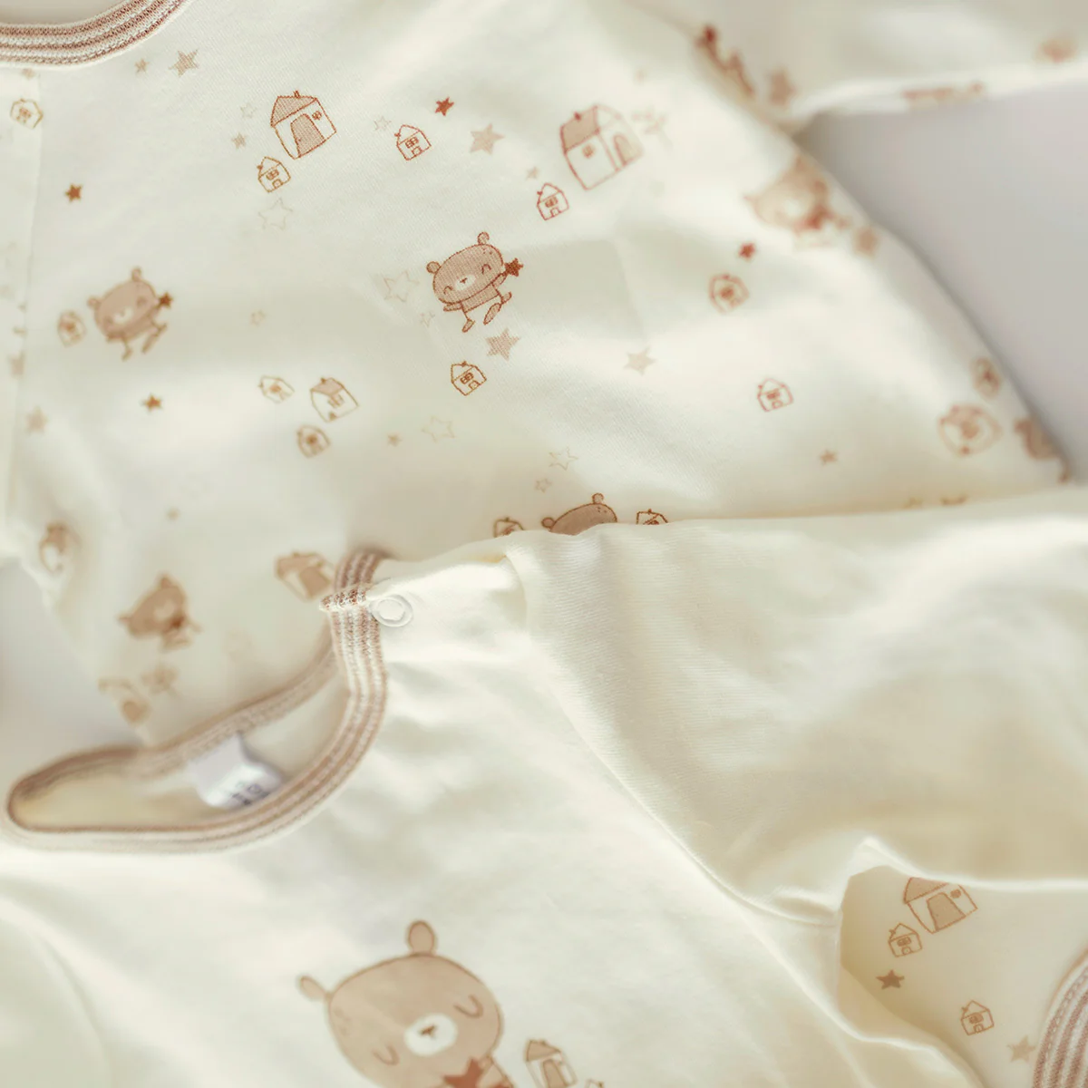 L’ensemble de deux cache-couches beige et crème, naissance - Image 3