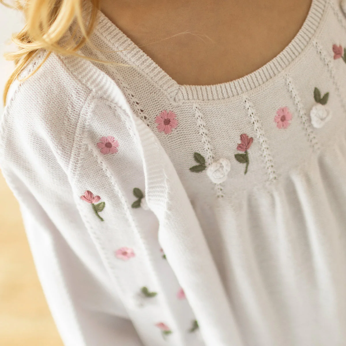 Robe blanche en tricot avec broderies florales, enfant - Image 3