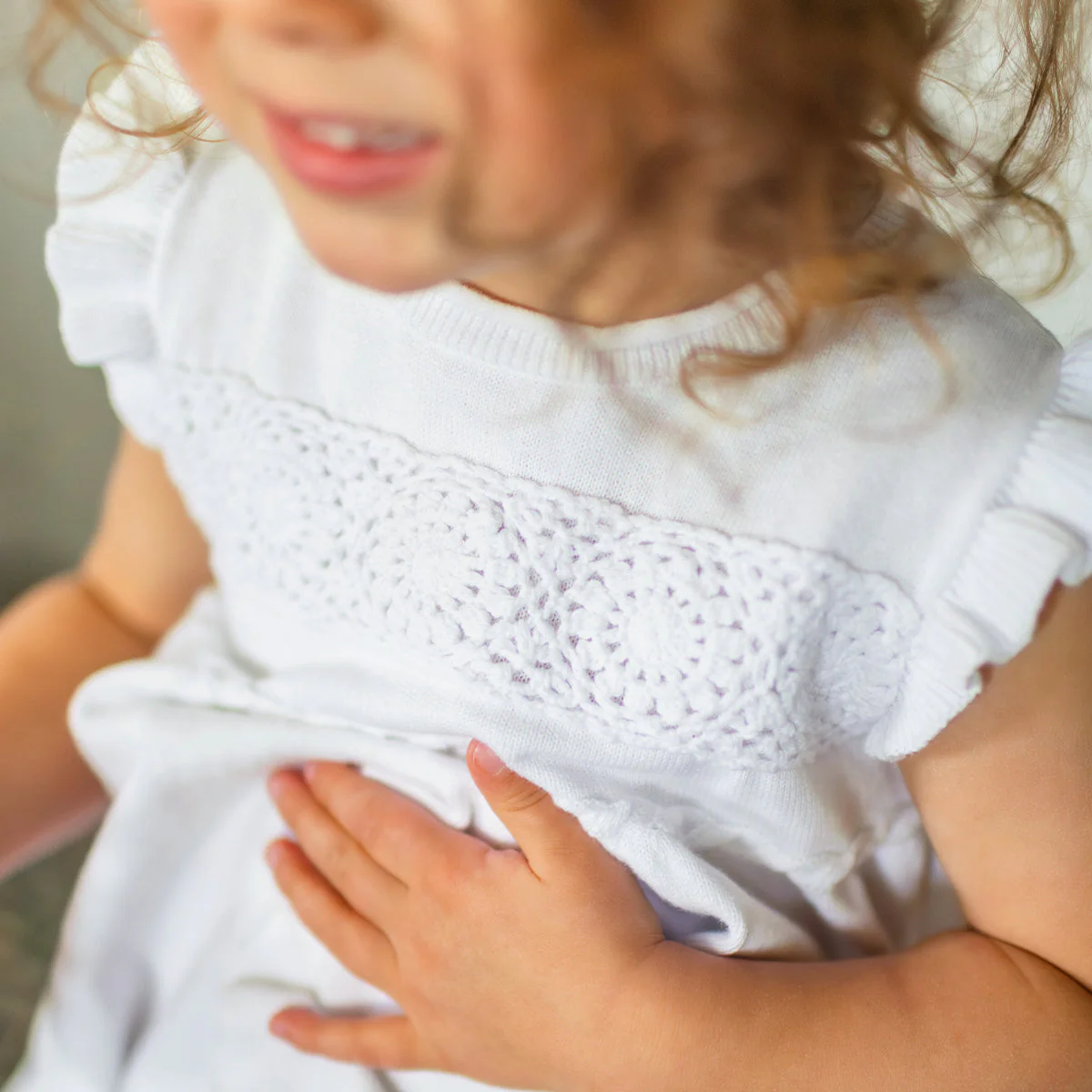 Robe blanche en tricot avec détails ajourés de fleurs, bébé - Image 5