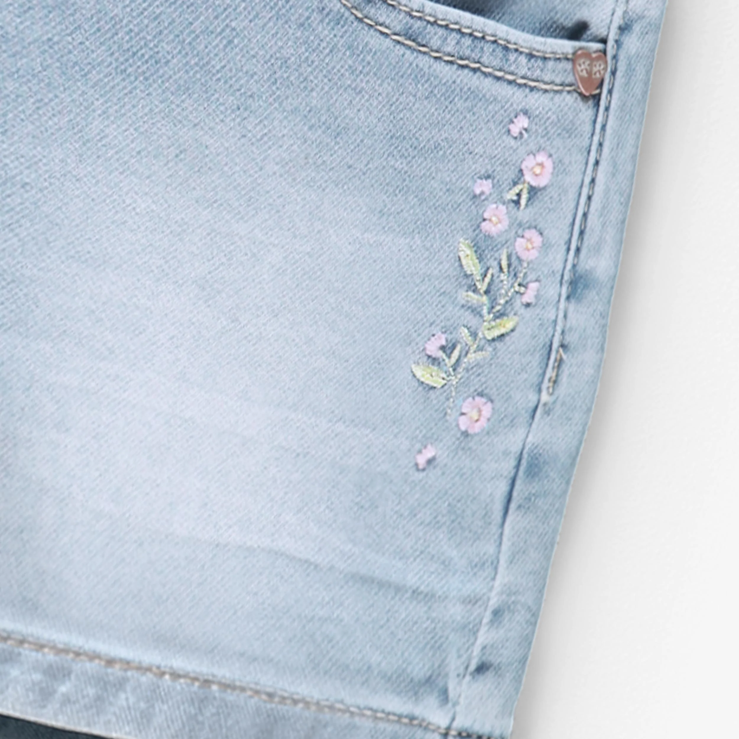 Short bleu pâle en denim avec broderie florale, enfant - Image 3