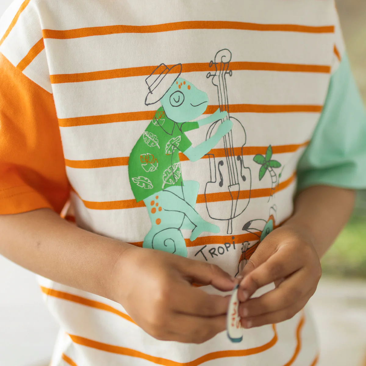 T-shirt crème à rayures et illustration, enfant - Image 5