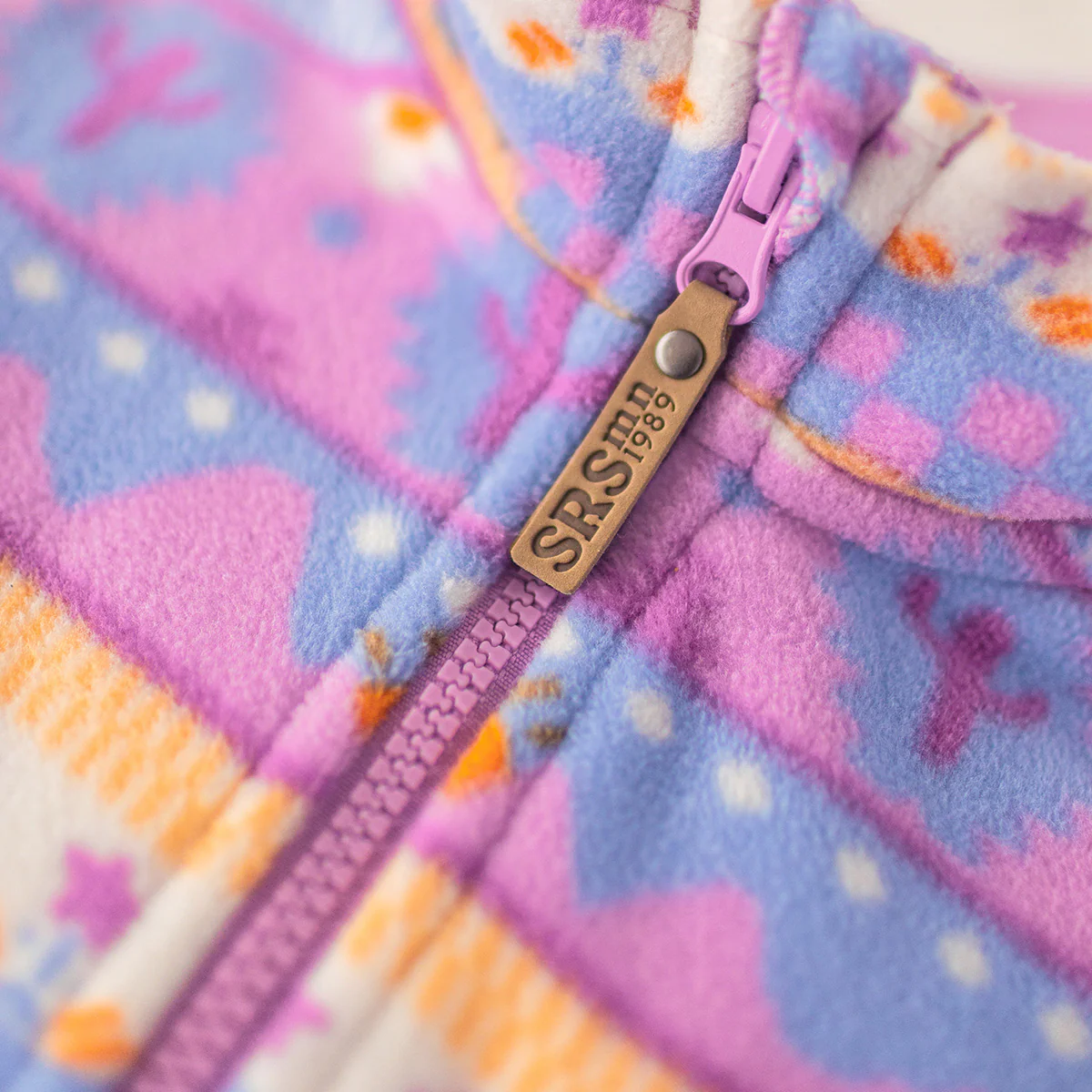 Veste en polar mauve à motifs, enfant - Image 3